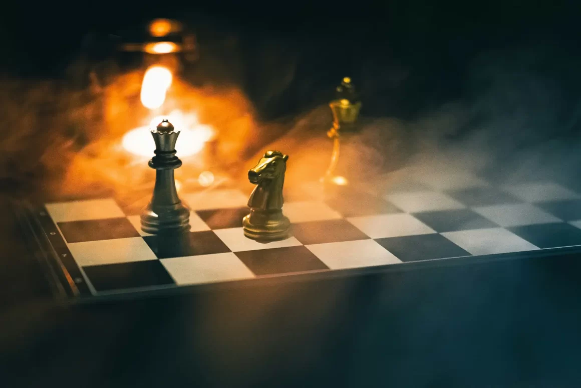 Échiquier avec ses pièces, utilisé pour illustrer l’idée de jeu en astrologie.