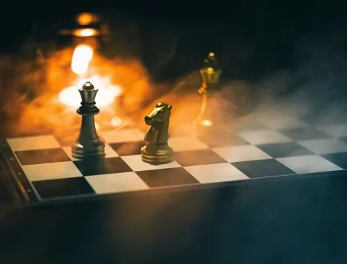 Échiquier avec ses pièces, utilisé pour illustrer l’idée de jeu en astrologie.