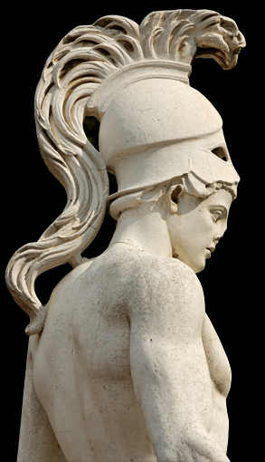 Buste en marbre blanc d'un style romain d'un jeune homme portant un casque de guerre surmonté d'un panache.