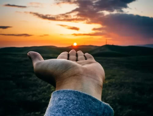 Soleil couchant sur un paysage ouvert, évoquant le Descendant astrologique et la rencontre avec l’autre.