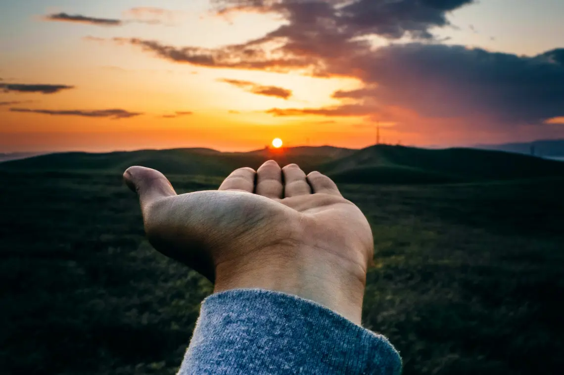Soleil couchant sur un paysage ouvert, évoquant le Descendant astrologique et la rencontre avec l’autre.