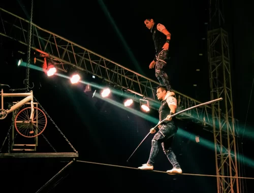 Deux acrobates en équilibre sur un fil, illustration du signe astrologique de la Balance.