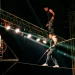 Deux acrobates en équilibre sur un fil, illustration du signe astrologique de la Balance.