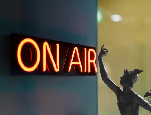 Studio de radio avec le dieu Mercure, illustrant une émission consacrée à l’astrologie sur Radio Vivacité.