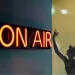 Studio de radio avec le dieu Mercure, illustrant une émission consacrée à l’astrologie sur Radio Vivacité.
