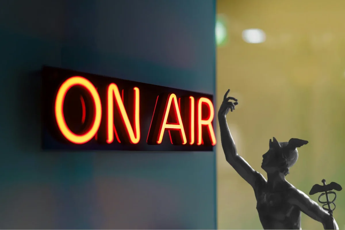 Studio de radio avec le dieu Mercure, illustrant une émission consacrée à l’astrologie sur Radio Vivacité.